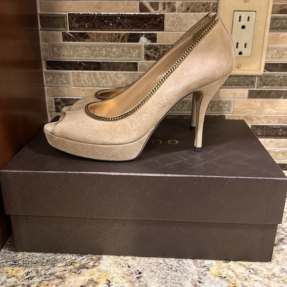 GUCCI NUDE BEIGE SUEDE PUMPS HEELS WITH PLATFORM AND GOLD CHAINS SIZE: 7 IN BOX - Picture 5 of 16